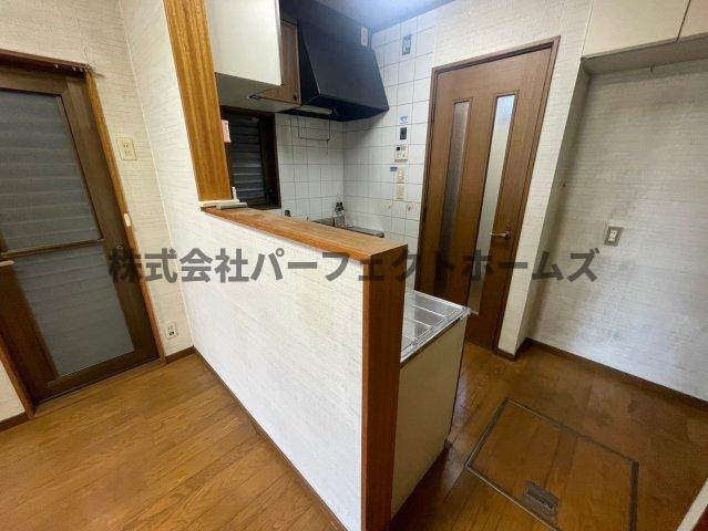 伊加賀寿町戸建　賃貸の内装|明るい色調の室内です