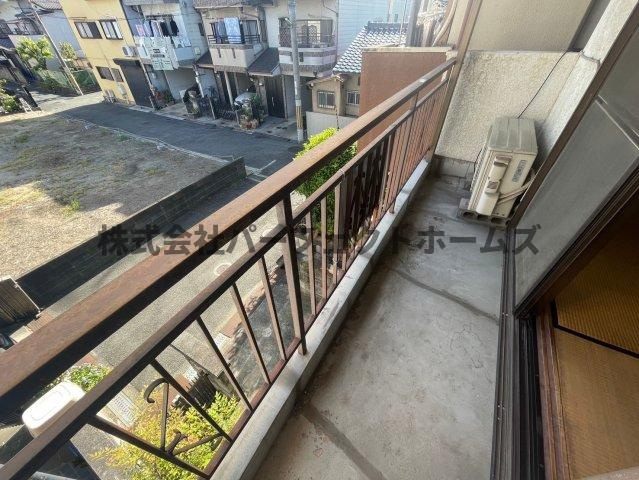 伊加賀寿町戸建　賃貸のバルコニー|バルコニーからの眺めを楽しみながら食事をしませんか
