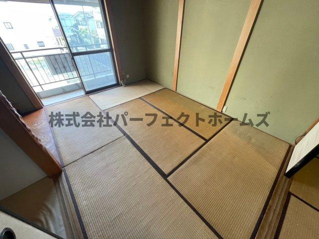 伊加賀寿町戸建　賃貸の和室|柔らかい畳が心地よい和室