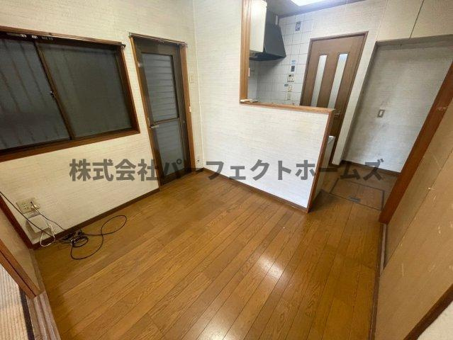 伊加賀寿町戸建　賃貸の居間・リビング|使いやすい居間です