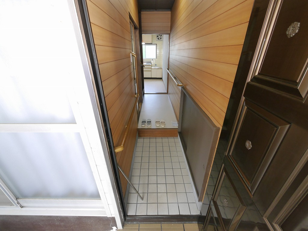 西山町4丁目戸建の玄関