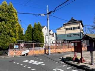 売土地　大東市三箇1丁目（建築条件無し更地）の前面道路含む現地写真