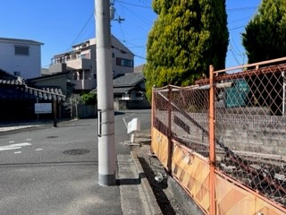 売土地　大東市三箇1丁目（建築条件無し更地）の前面道路含む現地写真