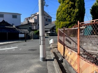 売土地　大東市三箇1丁目（建築条件無し更地）の前面道路含む現地写真