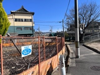 売土地　大東市三箇1丁目（建築条件無し更地）の前面道路含む現地写真