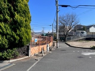 売土地　大東市三箇1丁目（建築条件無し更地）の前面道路含む現地写真