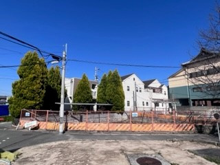 売土地　大東市三箇1丁目（建築条件無し更地）の前面道路含む現地写真