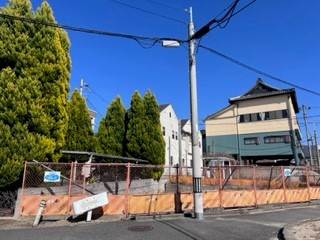 売土地　大東市三箇1丁目（建築条件無し更地）の前面道路含む現地写真