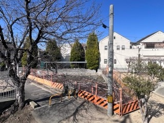 売土地　大東市三箇1丁目（建築条件無し更地）の前面道路含む現地写真