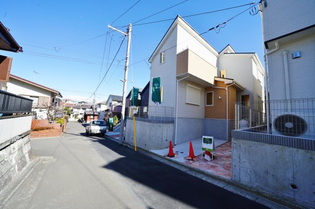 【横浜市旭区善部町50-11新築戸建て】★仲介手数料無料★（善部小学校・南希望が丘中学校）の前面道路含む現地写真