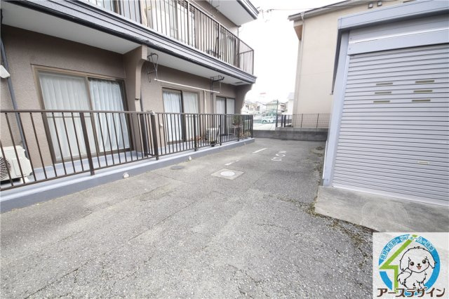 サンプレタ貴崎の駐車場