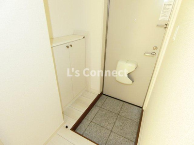 【玄関】 | セロー明通館 | 下駄箱付きで靴も収納できます。