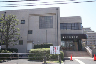 横浜市泉図書館まで650ｍ
