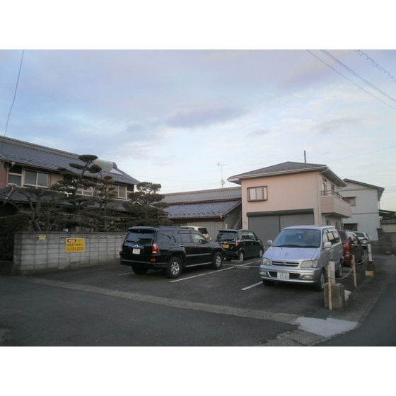今嶺１丁目戸崎雷一駐車場の外観