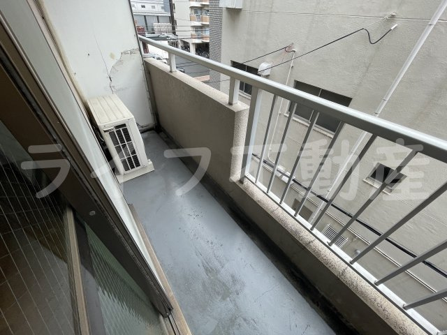 サンコート小澤のバルコニー|お洗濯にも便利なバルコニー付き