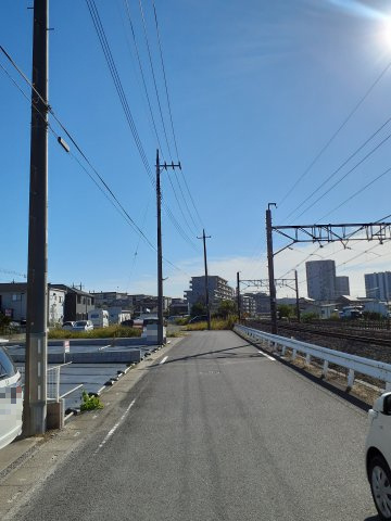 鴻巣市愛の町の売地の前面道路含む現地写真|2024年11月8日撮影