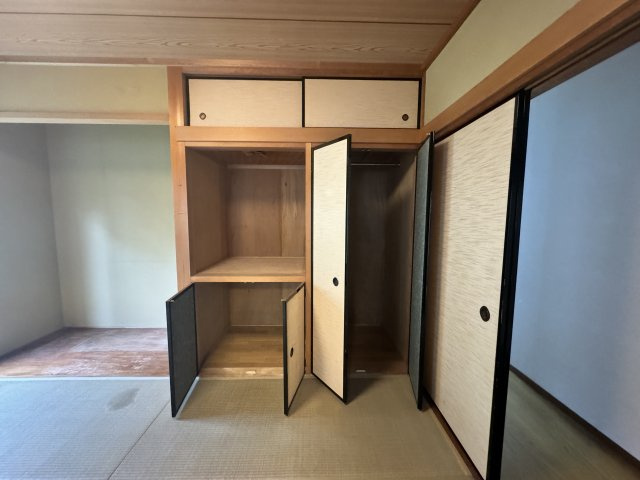 熊取町山の手台2丁目　中古戸建の収納|たっぷり収納が備わっている和室です