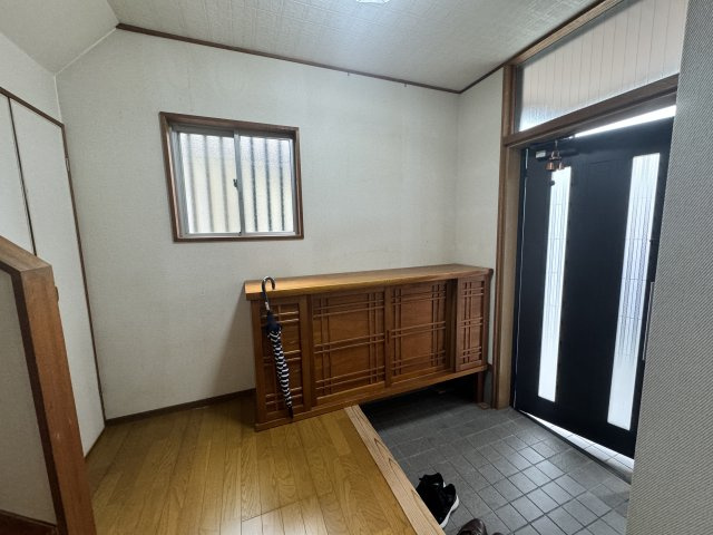 熊取町山の手台2丁目　中古戸建の玄関|おでかけの時も帰った時も「我が家」を最初に感じてもらえる素敵な空間に。明るい日差しの差し込む玄関です