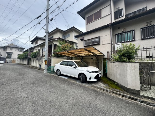 熊取町山の手台2丁目　中古戸建の前面道路含む現地写真|道路幅員５ｍなので駐車もラクラクです