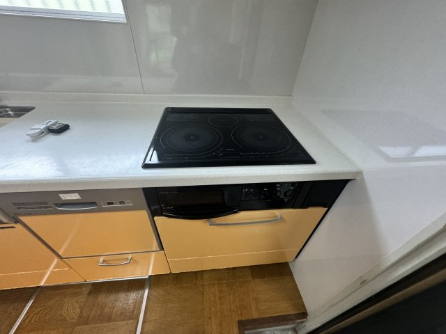 熊取町山の手台2丁目　中古戸建のキッチン|IHクッキングヒーターでお料理もはかどります