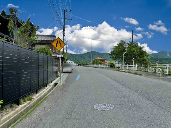 中古戸建　南丹市日吉町上胡麻十一ケ谷の前面道路含む現地写真