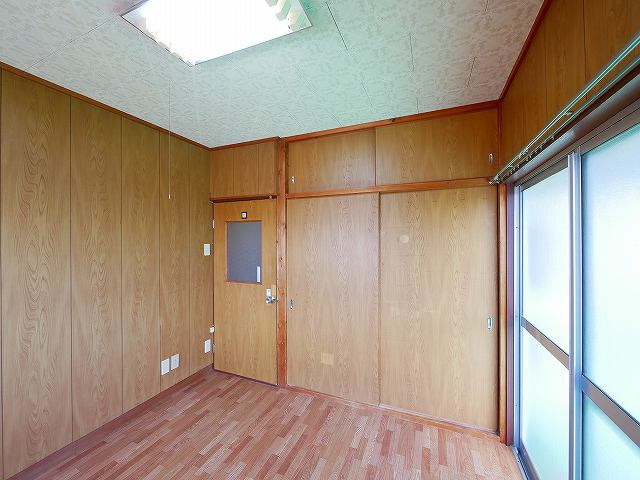 阿片貸家の内装|明るい色調の室内です