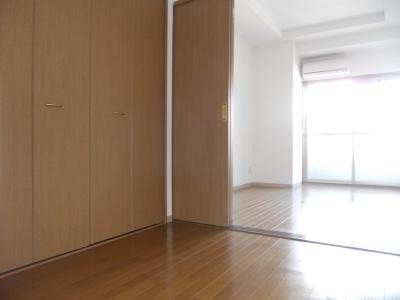 グランドパルティールⅢの居間・リビング