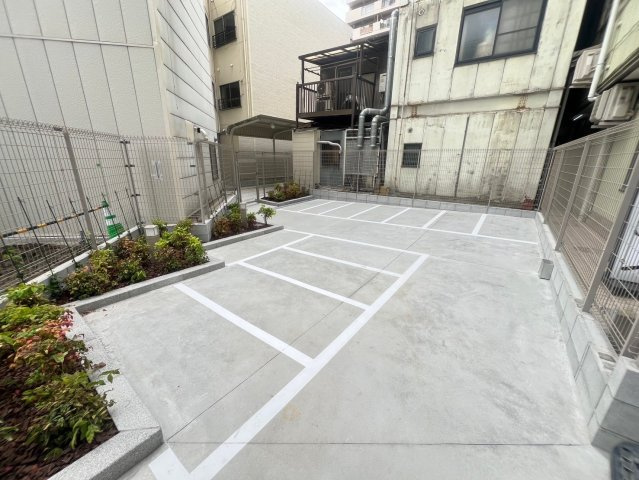 アヴェニール中崎の駐車場
