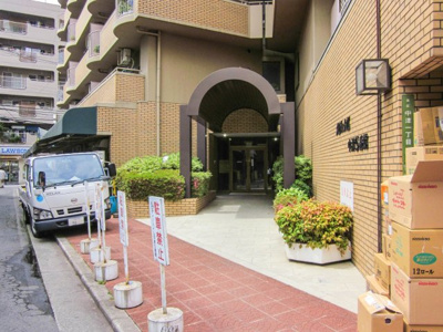【エントランス】 | メロディーハイム中津５番館 | スーパーやコンビニ等が徒歩圏内。お買物も楽々♪