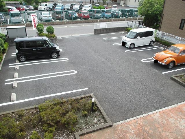ニューフィールド　ファーストの駐車場|車をお持ちの方に嬉しい駐車場付きの物件です