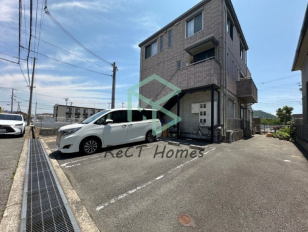 姫路市北条永良町のハイツの駐車場