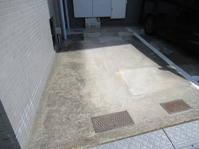 メゾンIYASAKAの駐車場