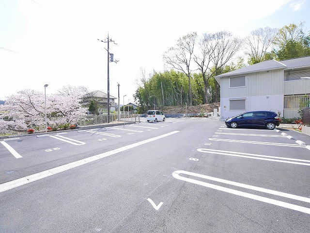 四季の風　B棟の駐車場|駐車場があるので、車を買う予定の方も安心です