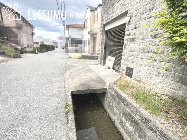 姫路市飾磨区構5丁目／中古戸建の前面道路含む現地写真