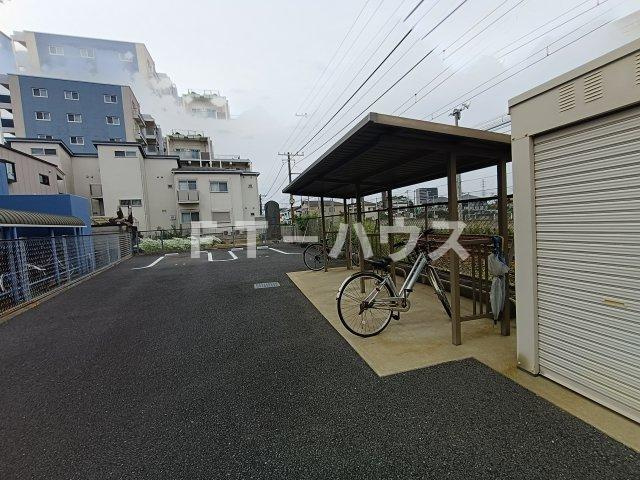 ウェルデンス幕張の駐車場