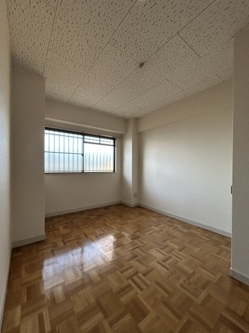 ドミール小出の洋室