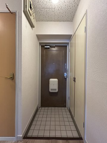 ドミール小出の玄関