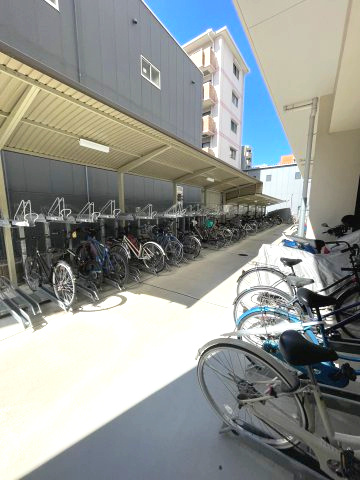 セレニテ江坂ルフレの駐車場