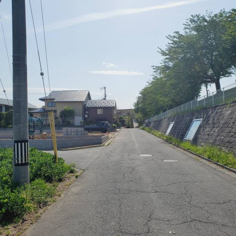 クレイドルガーデン八戸市　東白山台第8の前面道路含む現地写真
