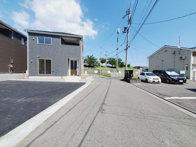 クレイドルガーデン八戸市　東白山台第8の前面道路含む現地写真