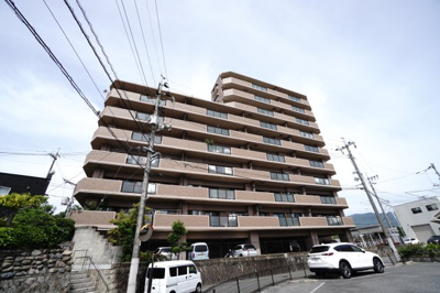 【外観】 | 【上質リノベ】ヴェルパーク地御前 | 【耐震性】
耐震性の高さを判断するポイントは、
建築確認申請日が1981年6月1日以降の
新耐震基準に適合しているかどうか。
震度６程度の大地震でも
建物が崩壊しないレベルが基準になりました。