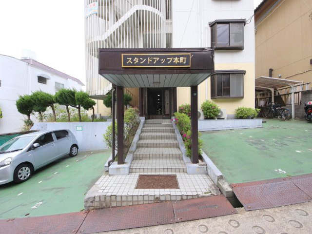 スタンドアップ本町のエントランス
