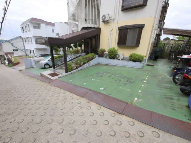 スタンドアップ本町の駐車場