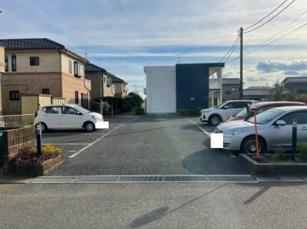 レオパレス広町の駐車場