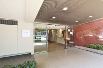 【エントランス】 | ヴィルヌーブ松ヶ枝町 | 明るく広い正面玄関はダブルドアの為、真冬や真夏にも快適♪