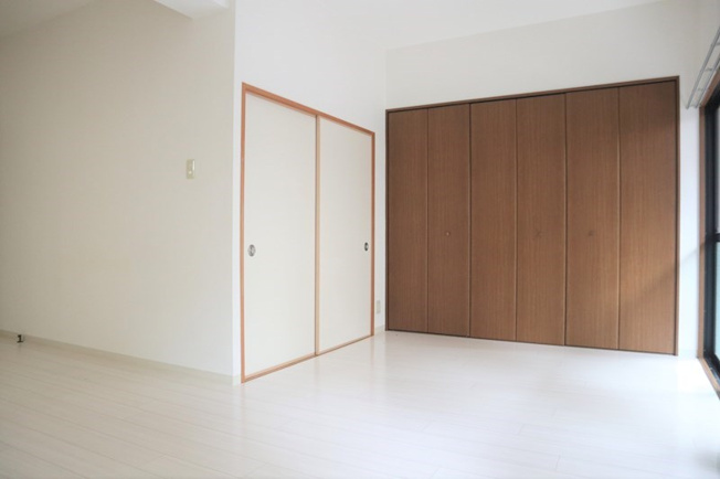 【居間・リビング】 | パークシャトー平野白鷺 | この写真の反転タイプです。
