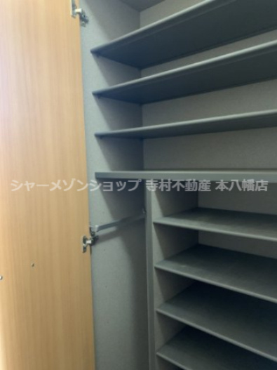 ヴィラージュ市川大町の玄関|玄関には大型シューズBOXを設置♪