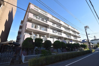 【外観】 | 手入れの行き届いた外壁やエントランスなど、「見ればわかる」レベルで清潔感を保ったマンションです。築年数を感じさせない姿で皆様をお出迎えします。～即日のご見学可能～　お問合せはお気軽にどうぞ。