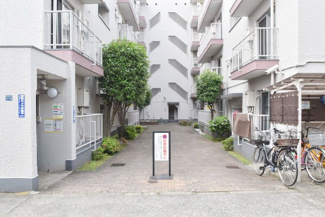 【エントランス】 | お客様を、そして住人を出迎えてくれるマンションのエントランス。ゴミが落ちていないことからも、管理状態の良さや住民の節度の高さが見て取れます。～即日のご見学可能～　お問合せはお気軽にどうぞ。