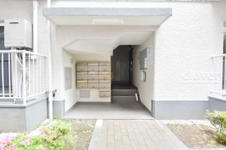 【エントランス】 | お客様を、そして住人を出迎えてくれるマンションのエントランス。ゴミが落ちていないことからも、管理状態の良さや住民の節度の高さが見て取れます。～即日のご見学可能～　お問合せはお気軽にどうぞ。